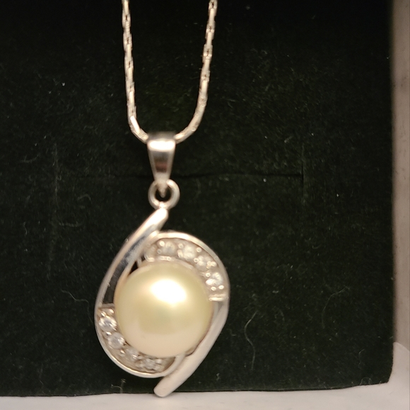 Cultured Pearl  Pendant with Chain in 925 Silver - Picture 10 of 11
